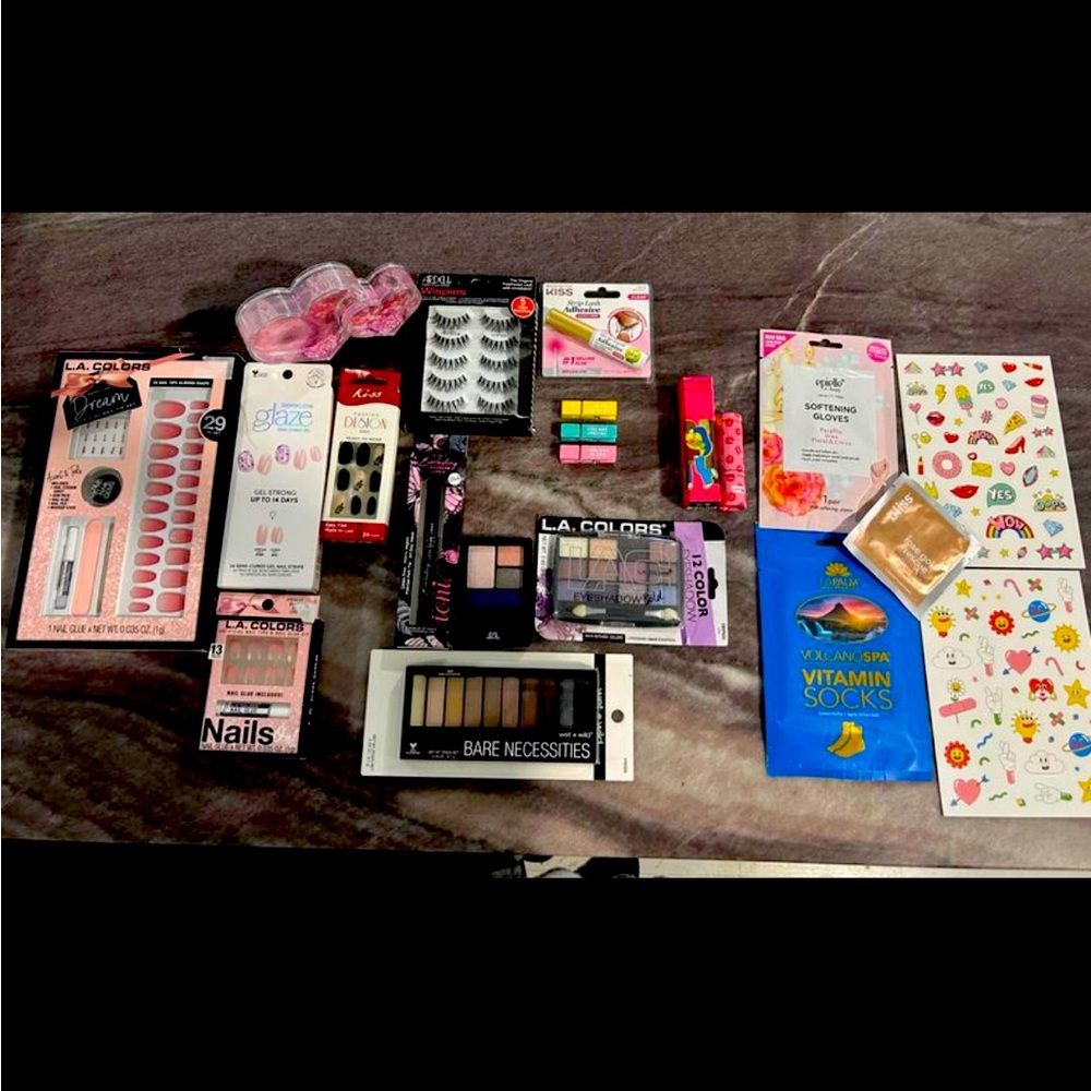 GIRLIE BEAUTY BUNDLE!! Lot of makeup, eyelashes, nails, masks, & more!